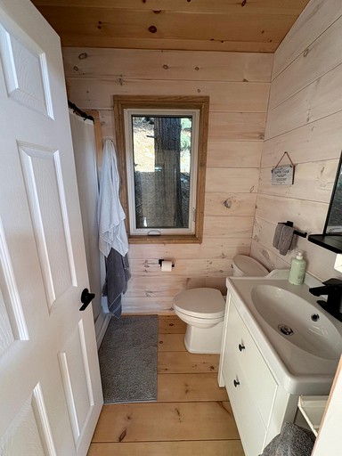 Cabins (Canada, Dorset, Ontario)