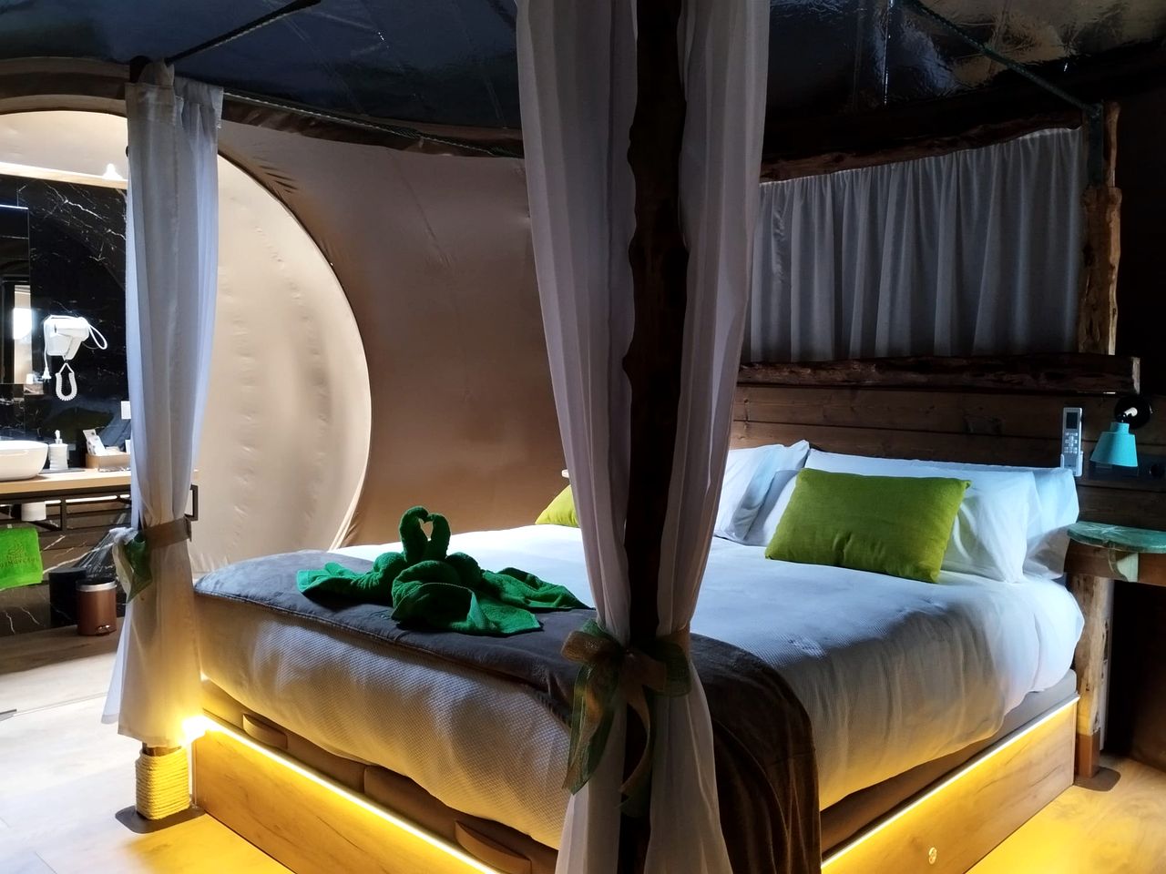 Luxury Bubble Retreat with Private Jacuzzi & Night Sky Views in Segovia, Spain