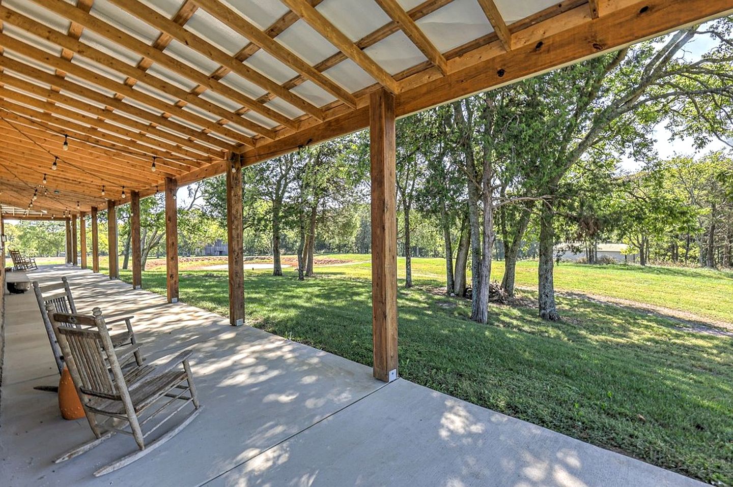 Rustic Countryside Barn with Horse Boarding & Pastures near Nashville, Lebanon, Tennessee
