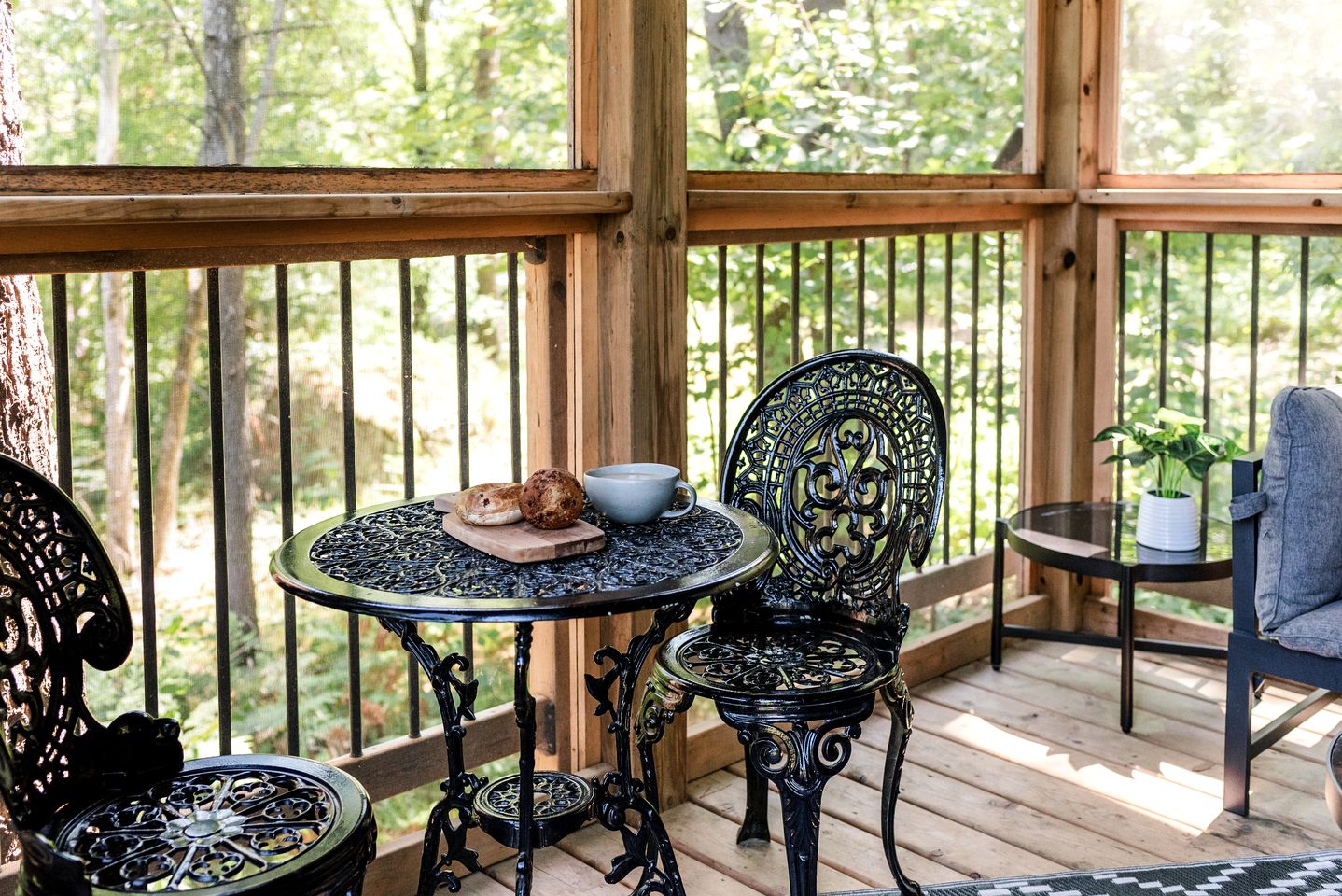 Romantic Off-Grid Tiny House Glamping Retreat Near Lake Muskoka, Gravenhurst, Ontario