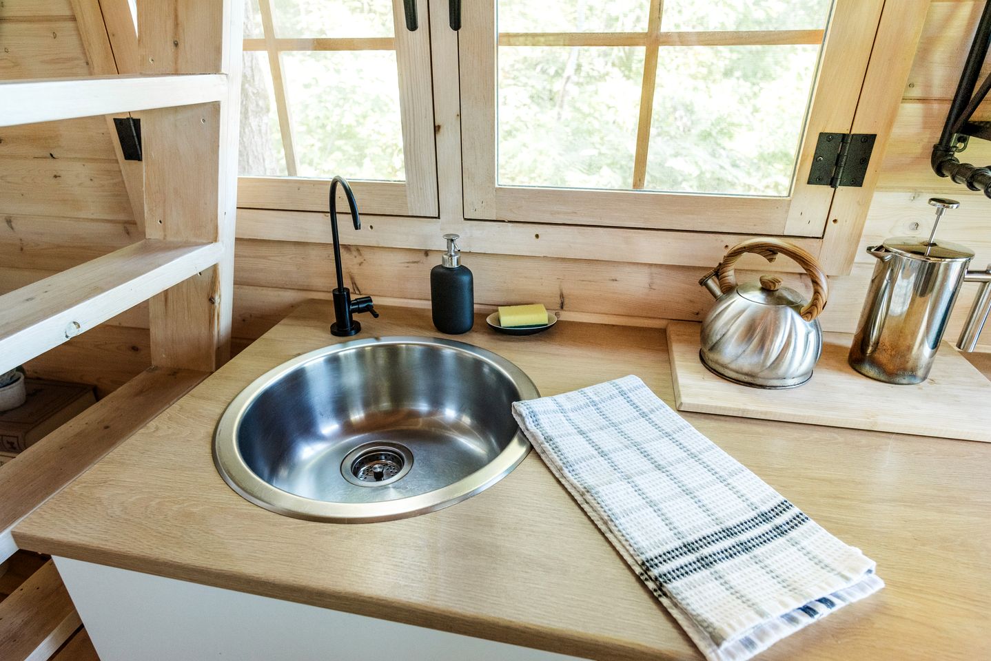 Romantic Off-Grid Tiny House Glamping Retreat Near Lake Muskoka, Gravenhurst, Ontario