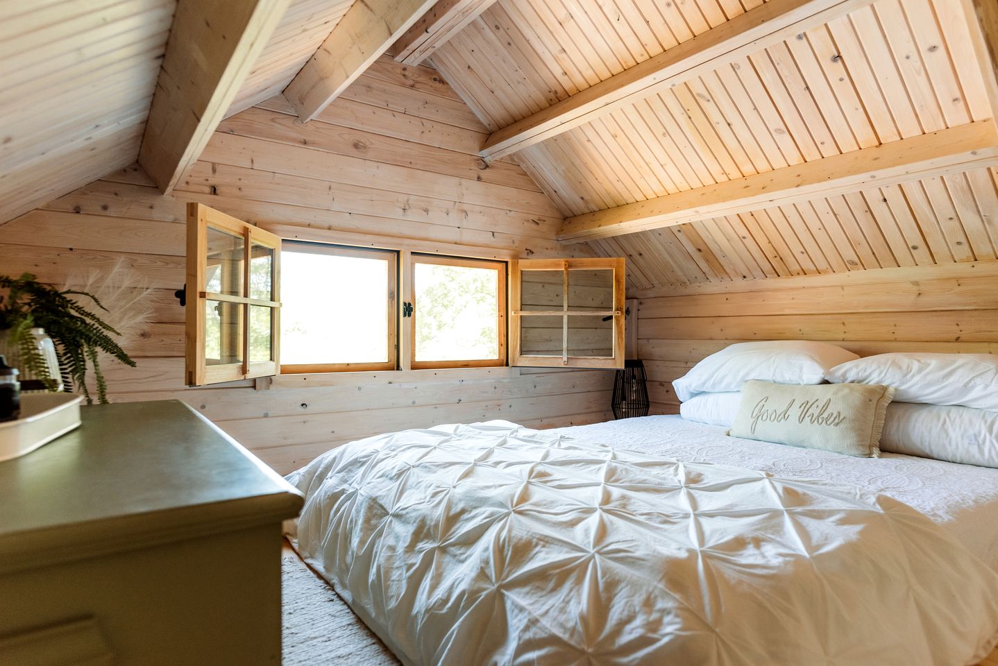 Romantic Off-Grid Tiny House Glamping Retreat Near Lake Muskoka, Gravenhurst, Ontario