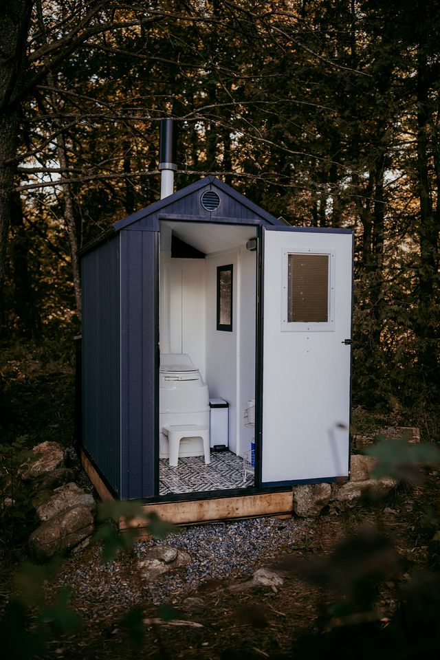 Romantic Off-Grid Tiny House Glamping Retreat Near Lake Muskoka, Gravenhurst, Ontario