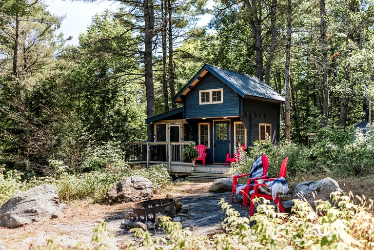 Romantic Off-Grid Tiny House Glamping Retreat Near Lake Muskoka, Gravenhurst, Ontario