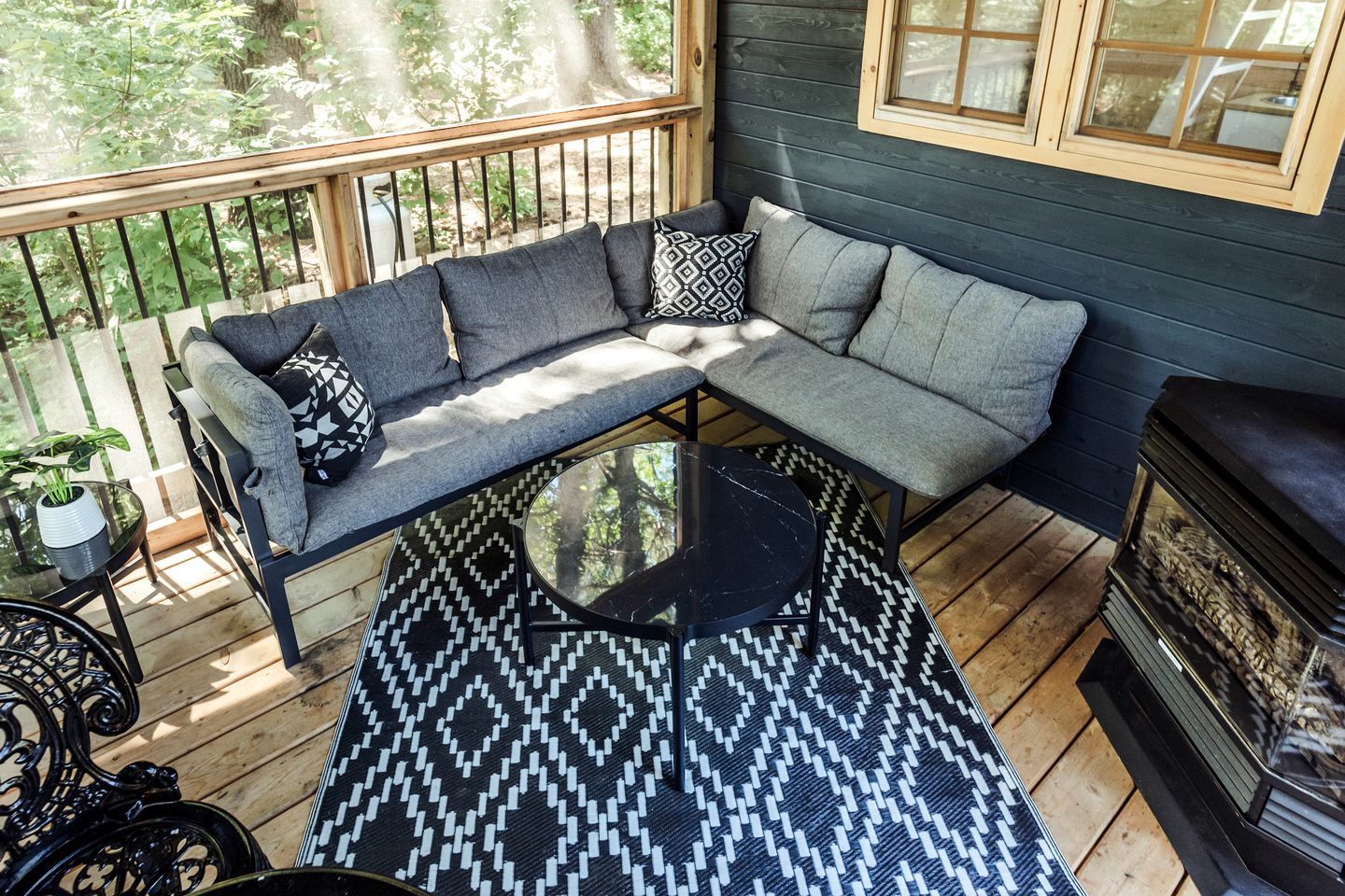 Romantic Off-Grid Tiny House Glamping Retreat Near Lake Muskoka, Gravenhurst, Ontario