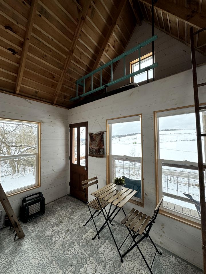 Rustic Off-Grid Treehouse Glamping Retreat with Cozy Loft Beds & Fire Ring near Dillon State Park, Frazeysburg, Ohio