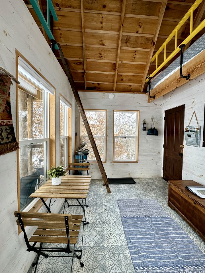 Rustic Off-Grid Treehouse Glamping Retreat with Cozy Loft Beds & Fire Ring near Dillon State Park, Frazeysburg, Ohio