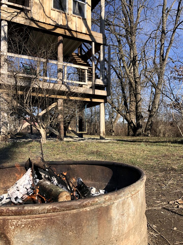 Rustic Off-Grid Treehouse Glamping Retreat with Cozy Loft Beds & Fire Ring near Dillon State Park, Frazeysburg, Ohio