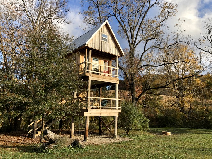 Rustic Off-Grid Treehouse Glamping Retreat with Cozy Loft Beds & Fire Ring near Dillon State Park, Frazeysburg, Ohio