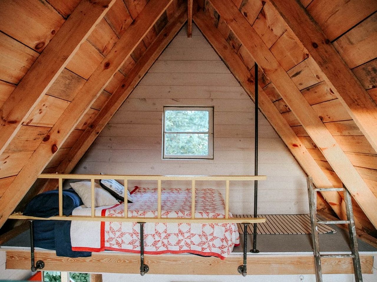 Rustic Off-Grid Treehouse Glamping Retreat with Cozy Loft Beds & Fire Ring near Dillon State Park, Frazeysburg, Ohio