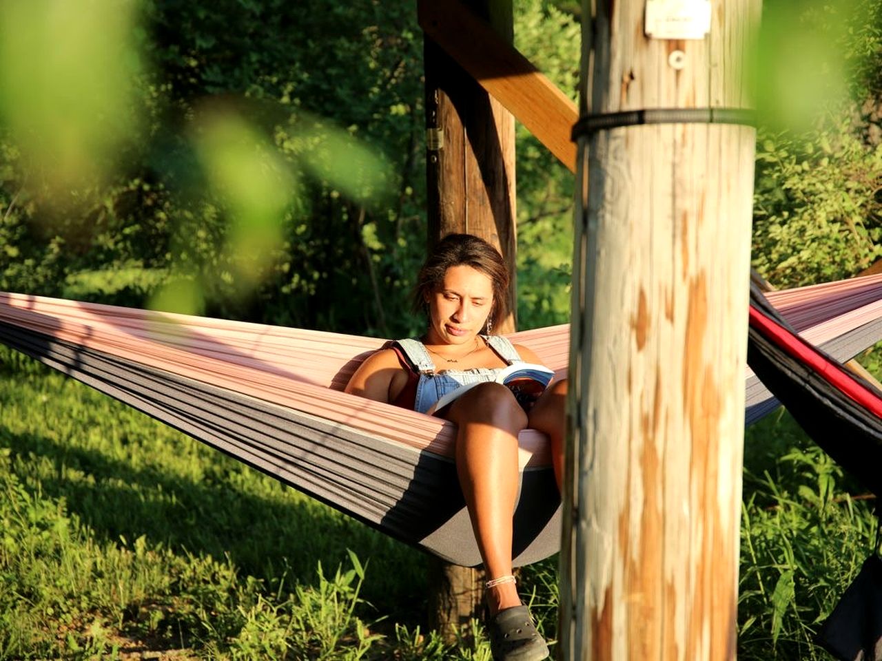 Rustic Off-Grid Treehouse Glamping Retreat with Cozy Loft Beds & Fire Ring near Dillon State Park, Frazeysburg, Ohio