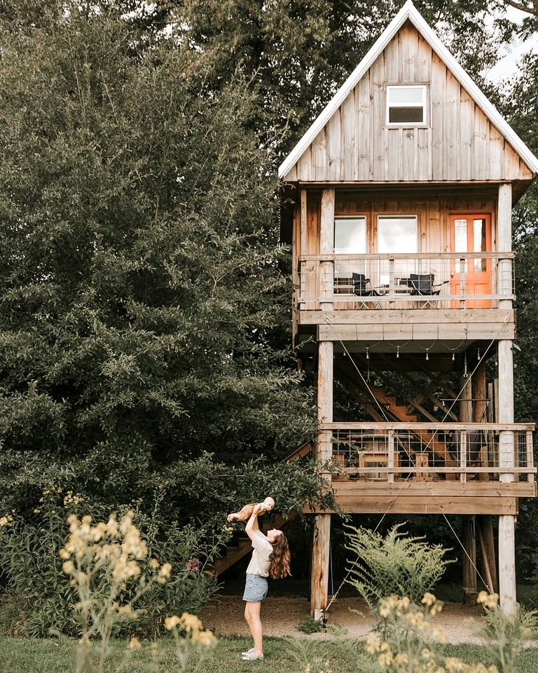 Rustic Off-Grid Treehouse Glamping Retreat with Cozy Loft Beds & Fire Ring near Dillon State Park, Frazeysburg, Ohio