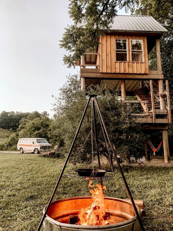 Rustic Off-Grid Treehouse Glamping Retreat with Cozy Loft Beds & Fire Ring near Dillon State Park, Frazeysburg, Ohio