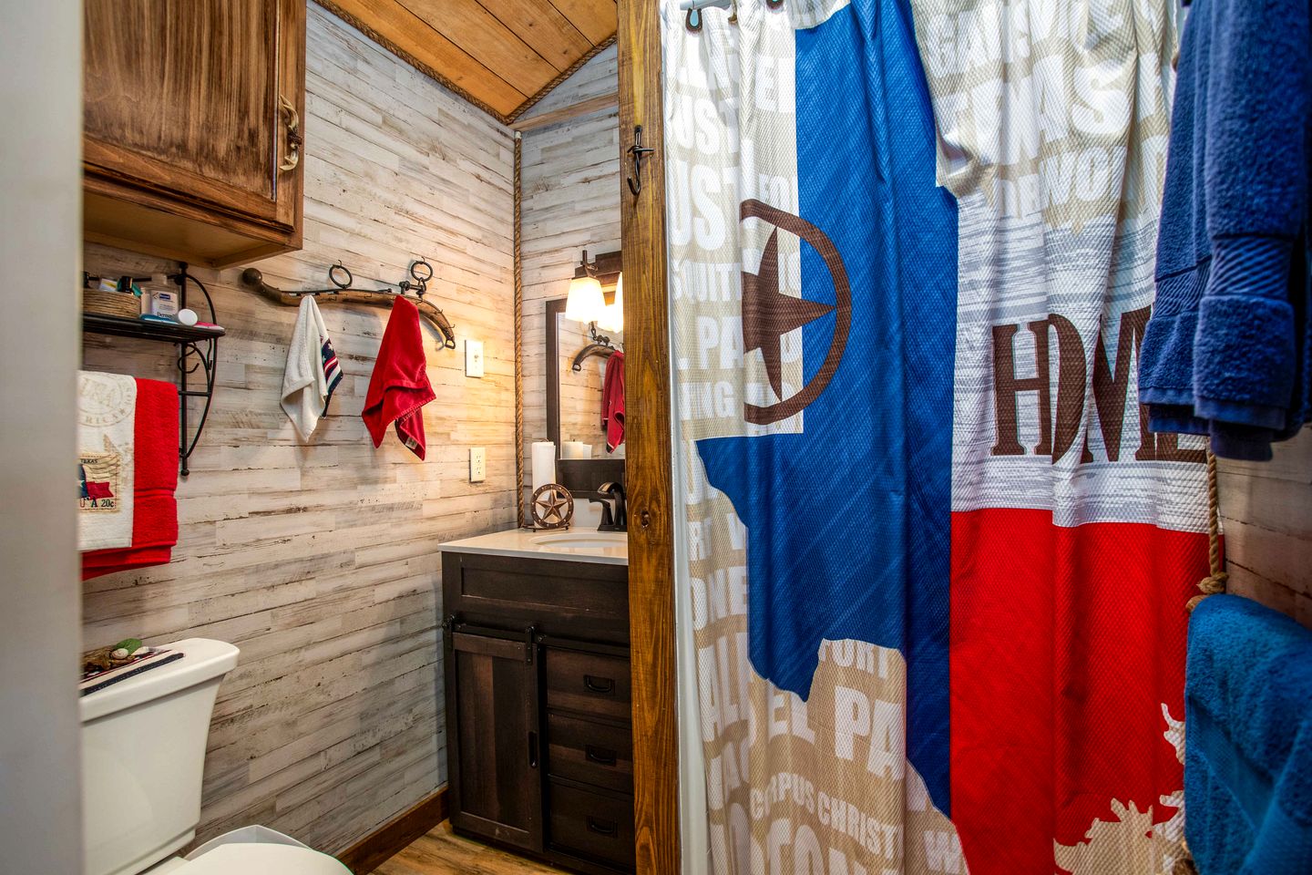 Relaxing Waterfront Cabin Getaway for Families and Couples in Medina, Texas