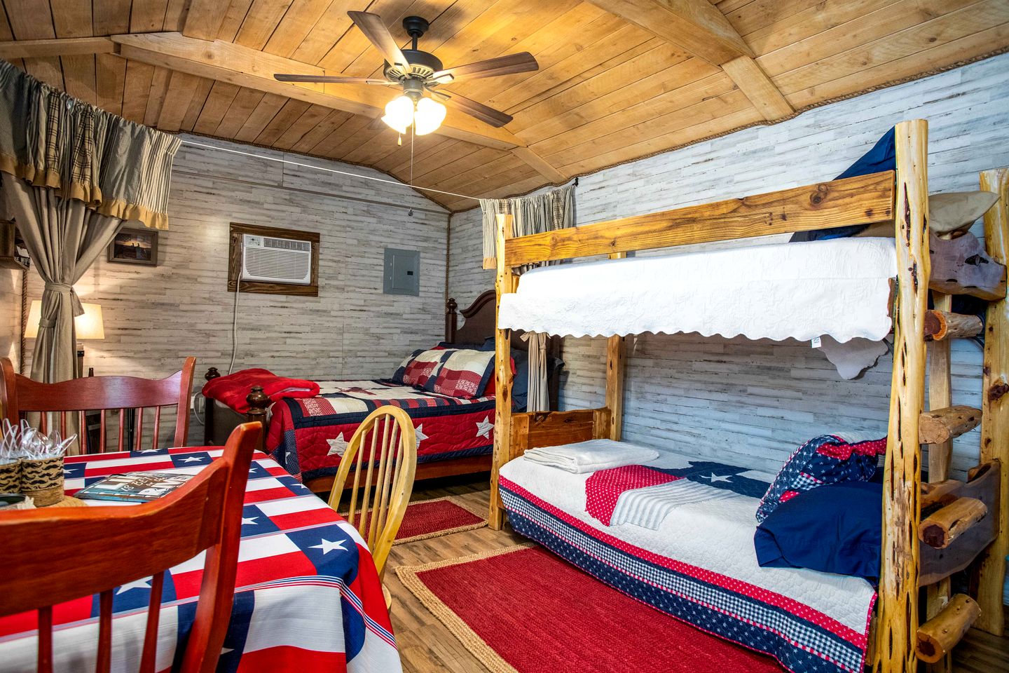 Relaxing Waterfront Cabin Getaway for Families and Couples in Medina, Texas