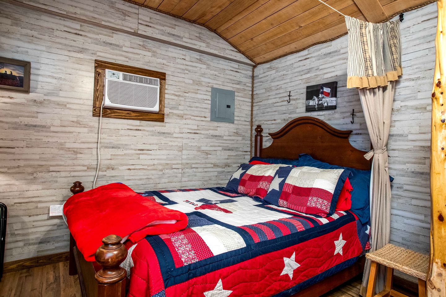 Relaxing Waterfront Cabin Getaway for Families and Couples in Medina, Texas