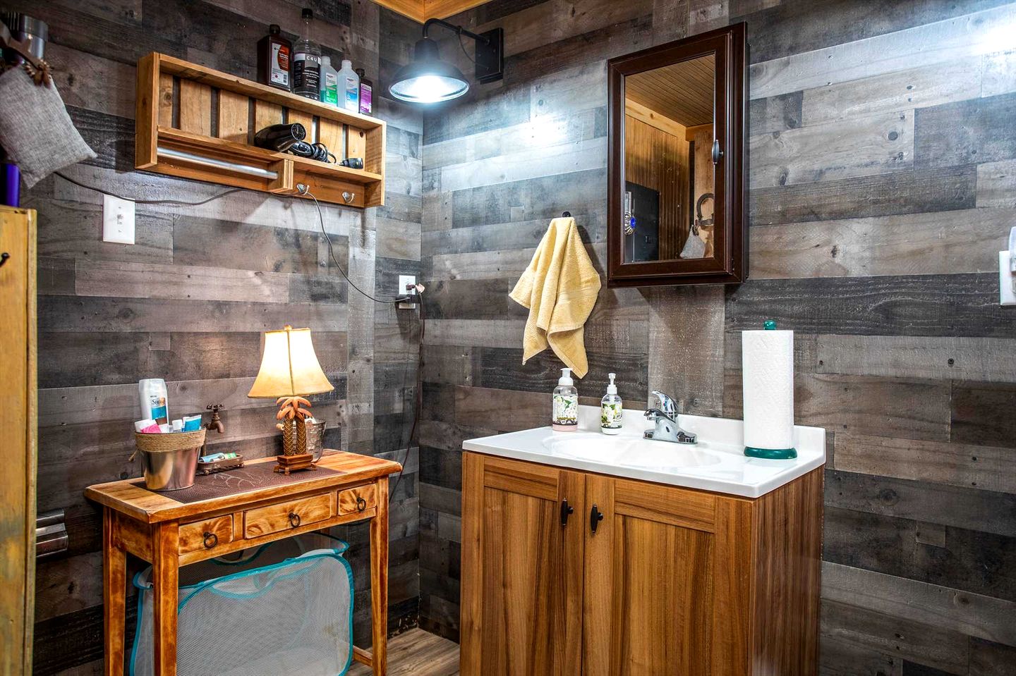 Relaxing Waterfront Cabin Getaway for Families and Couples in Medina, Texas