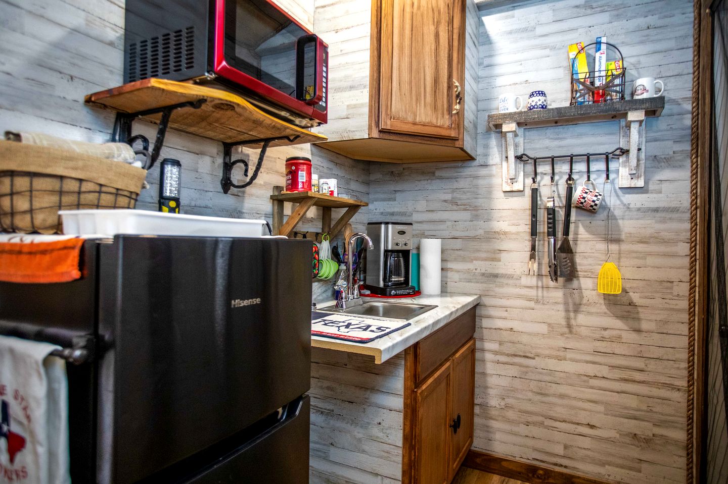 Relaxing Waterfront Cabin Getaway for Families and Couples in Medina, Texas