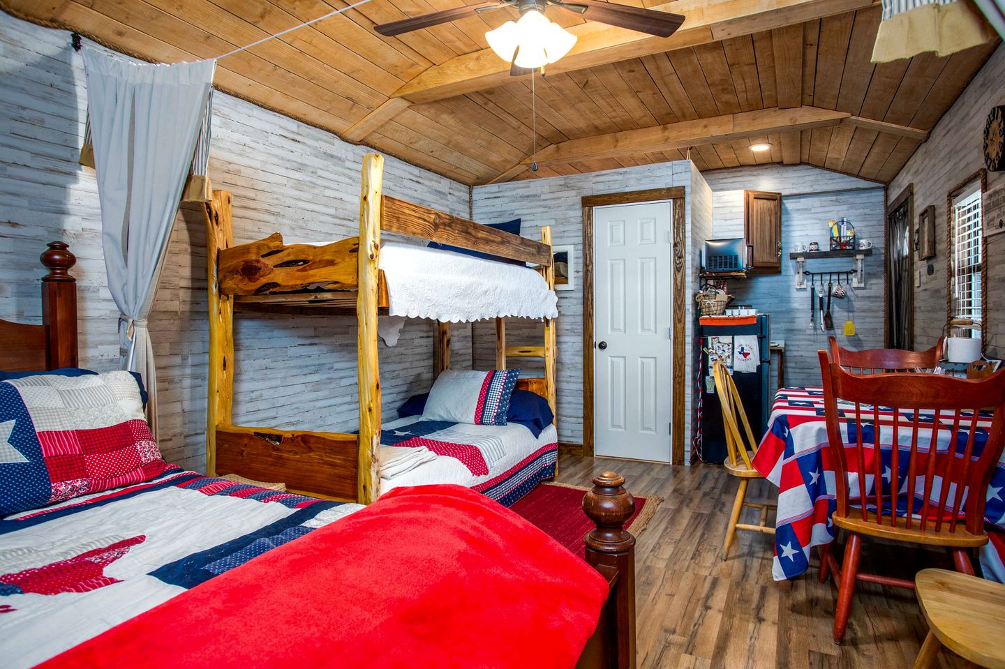 Relaxing Waterfront Cabin Getaway for Families and Couples in Medina, Texas