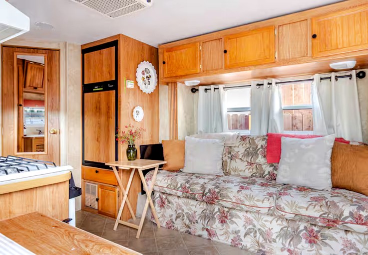 Caravans (United States of America, Pinon Hills, California)