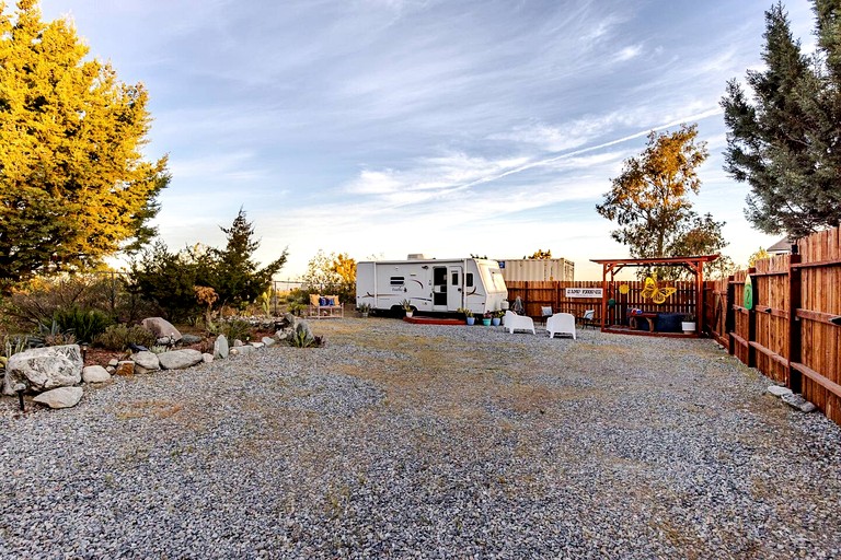 Caravans (United States of America, Pinon Hills, California)