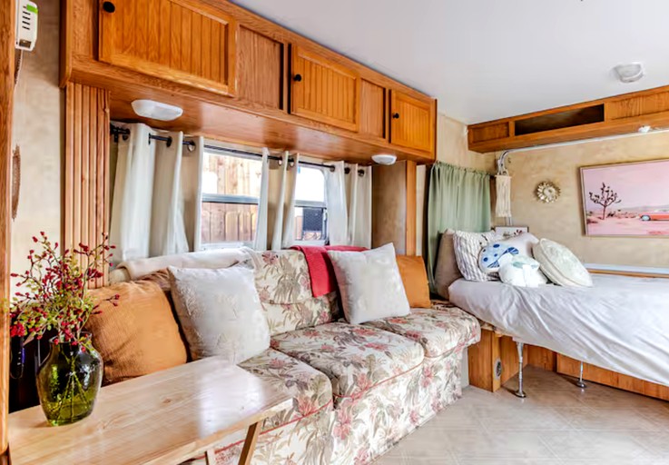 Caravans (United States of America, Pinon Hills, California)
