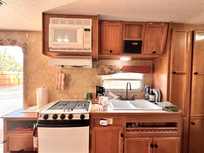 Caravans (United States of America, Pinon Hills, California)