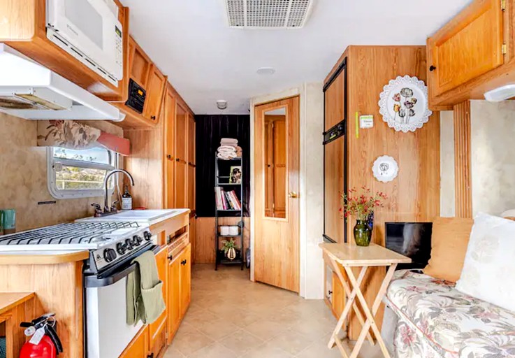 Caravans (United States of America, Pinon Hills, California)
