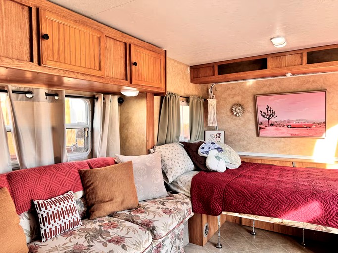 Caravans (United States of America, Pinon Hills, California)