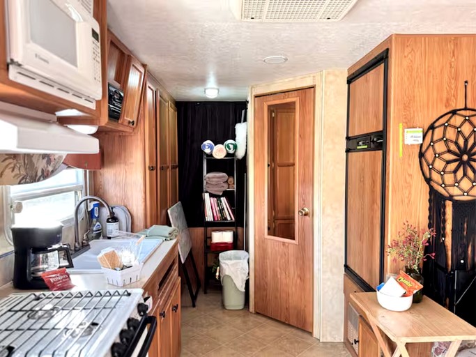 Caravans (United States of America, Pinon Hills, California)