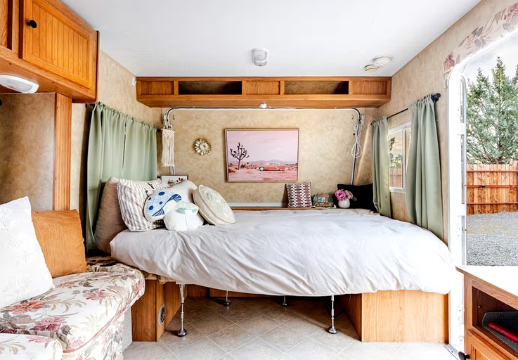 Caravans (United States of America, Pinon Hills, California)