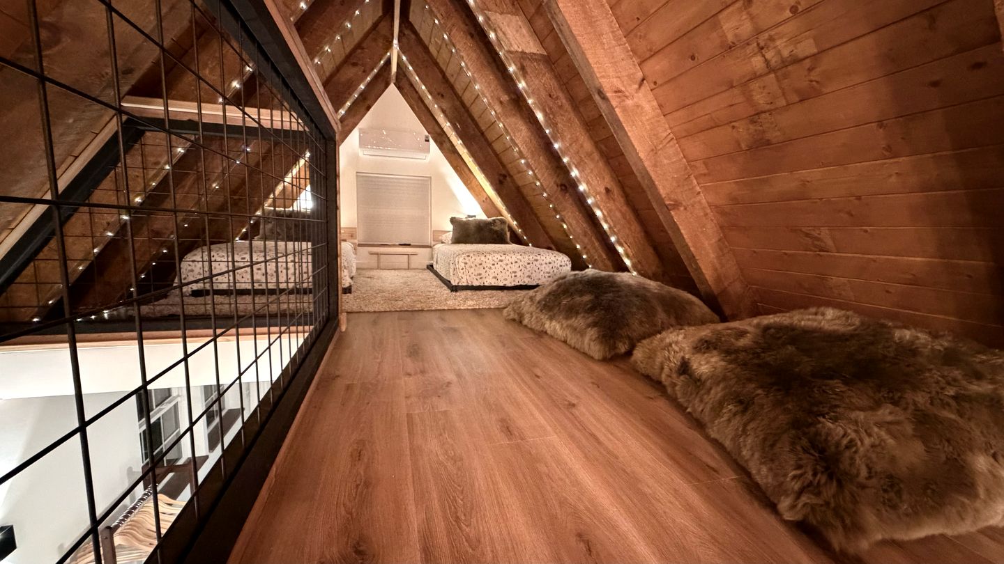 Tranquil Creekside Cabin Perfect for a Relaxing Escape in Weaverville, North Carolina