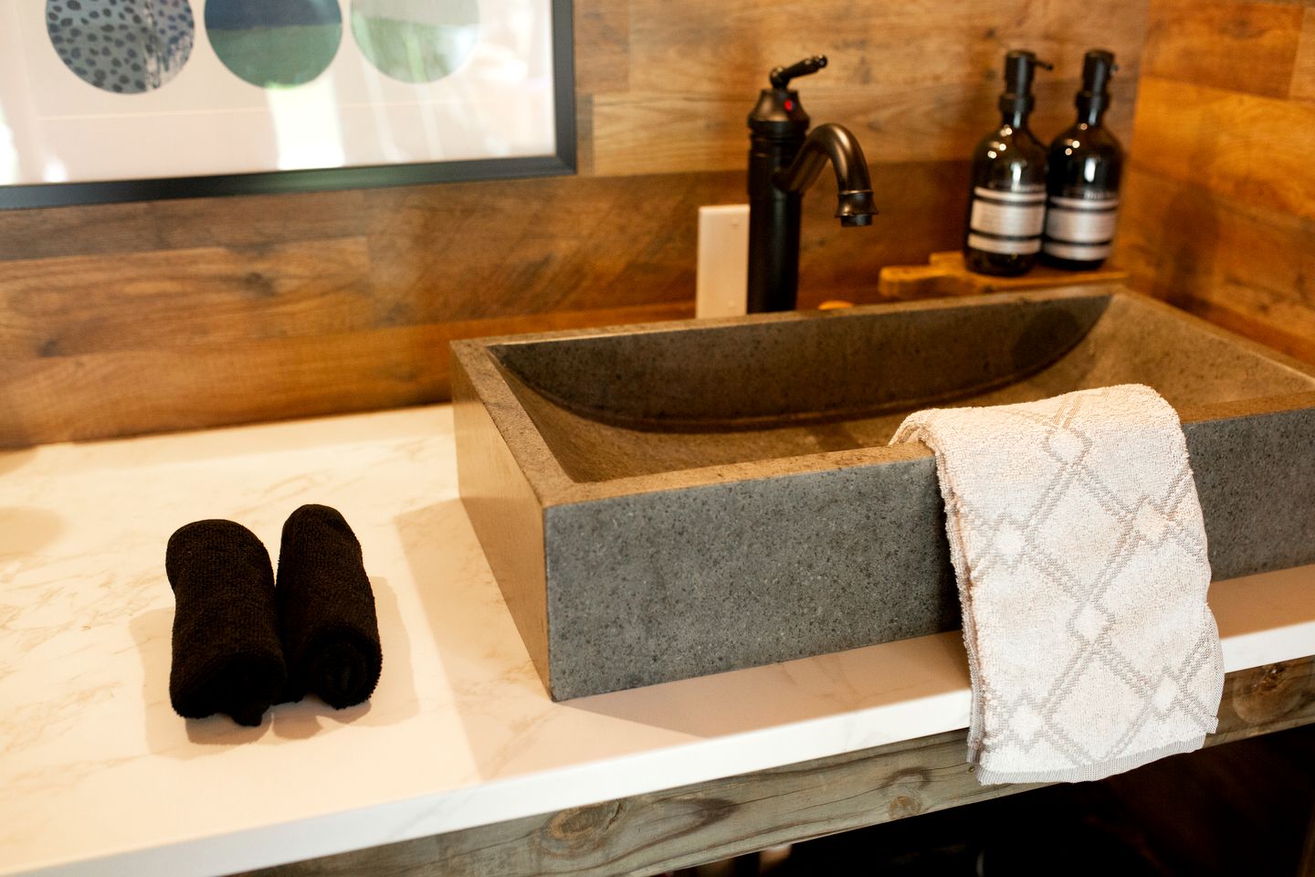 Peaceful Cabin Retreat with Spa Features & Unique Farm Vibes in Newport, Tennessee