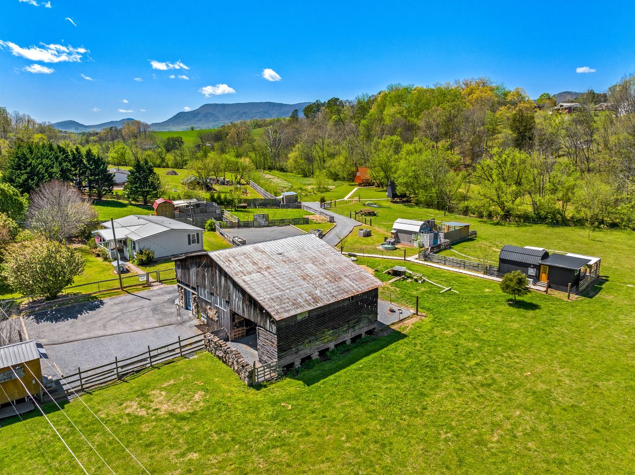 Peaceful Cabin Retreat with Spa Features & Unique Farm Vibes in Newport, Tennessee