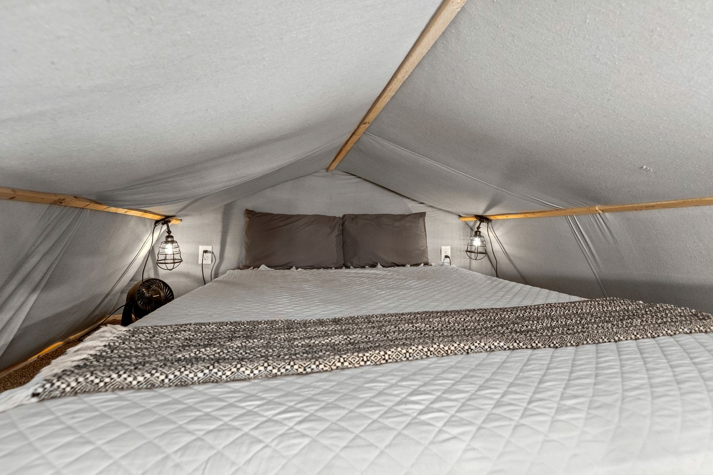 Peaceful Cabin Retreat with Spa Features & Unique Farm Vibes in Newport, Tennessee