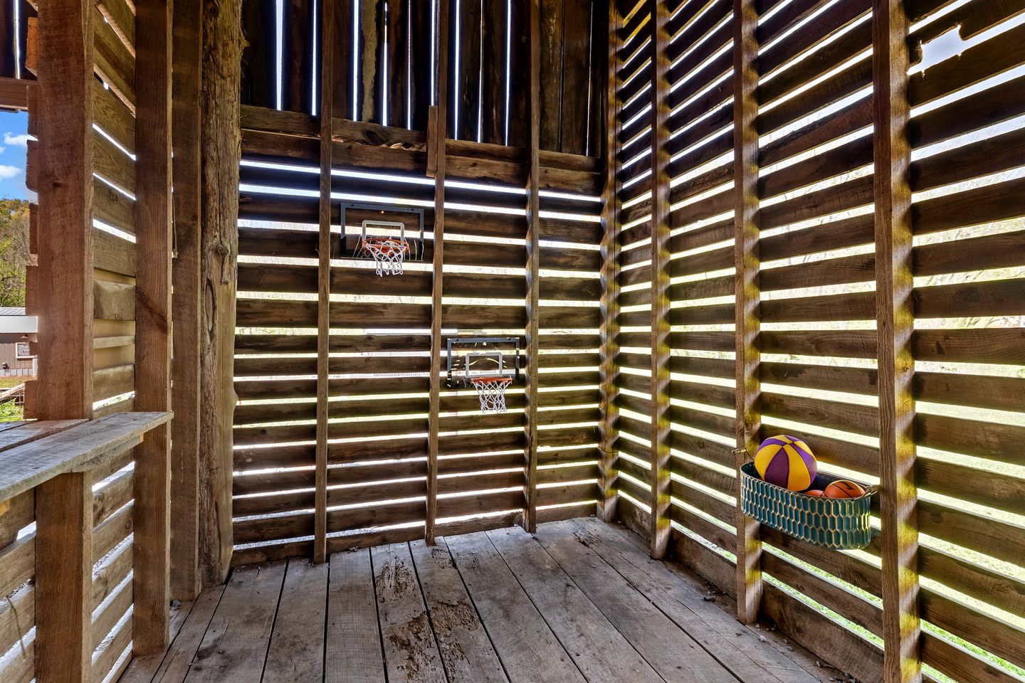 Peaceful Cabin Retreat with Spa Features & Unique Farm Vibes in Newport, Tennessee