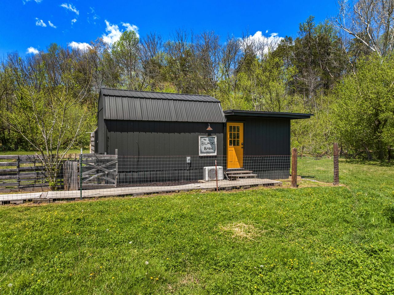 Peaceful Cabin Retreat with Spa Features & Unique Farm Vibes in Newport, Tennessee