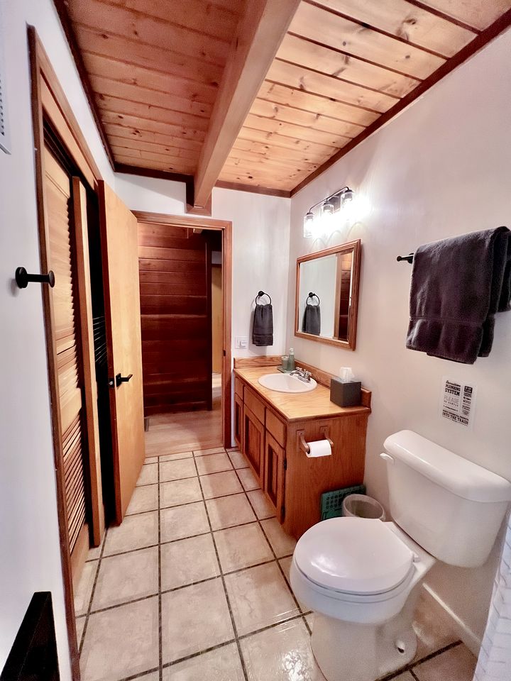 Cozy Luxe Hideaway with Stunning Views & Spacious Loft in Arnold, California