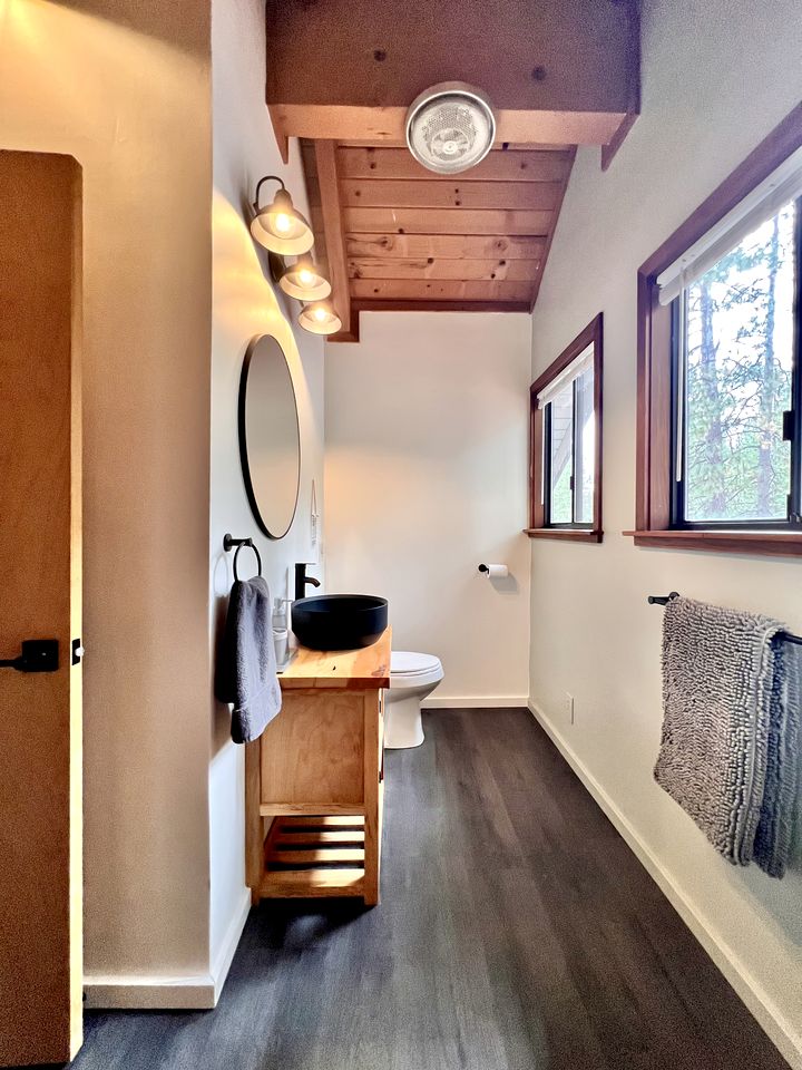 Cozy Luxe Hideaway with Stunning Views & Spacious Loft in Arnold, California