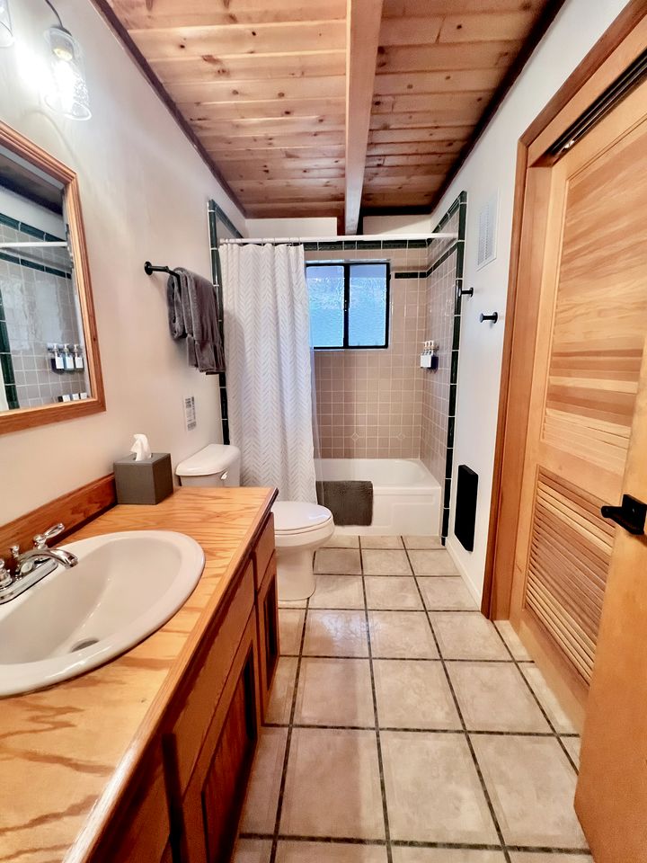 Cozy Luxe Hideaway with Stunning Views & Spacious Loft in Arnold, California