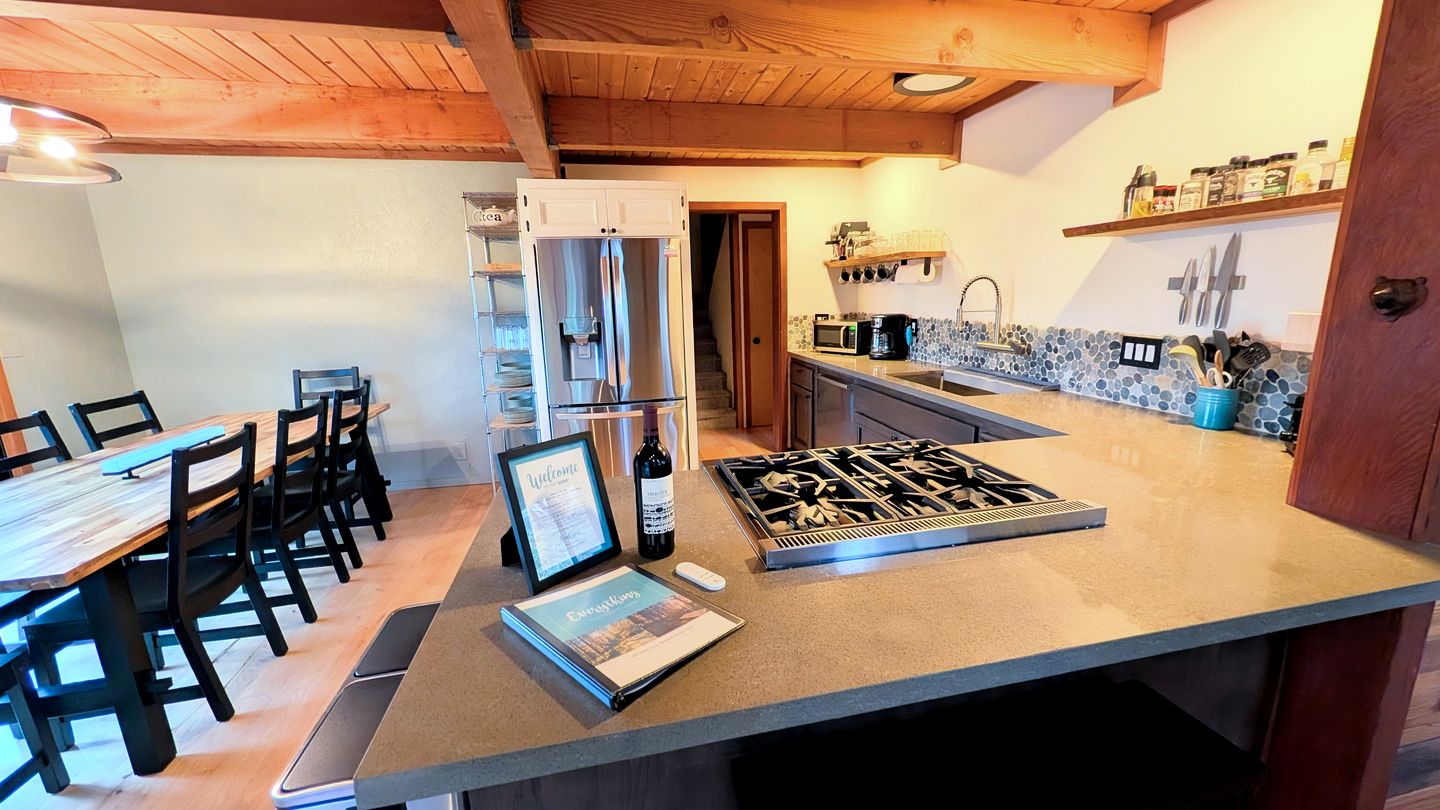 Cozy Luxe Hideaway with Stunning Views & Spacious Loft in Arnold, California