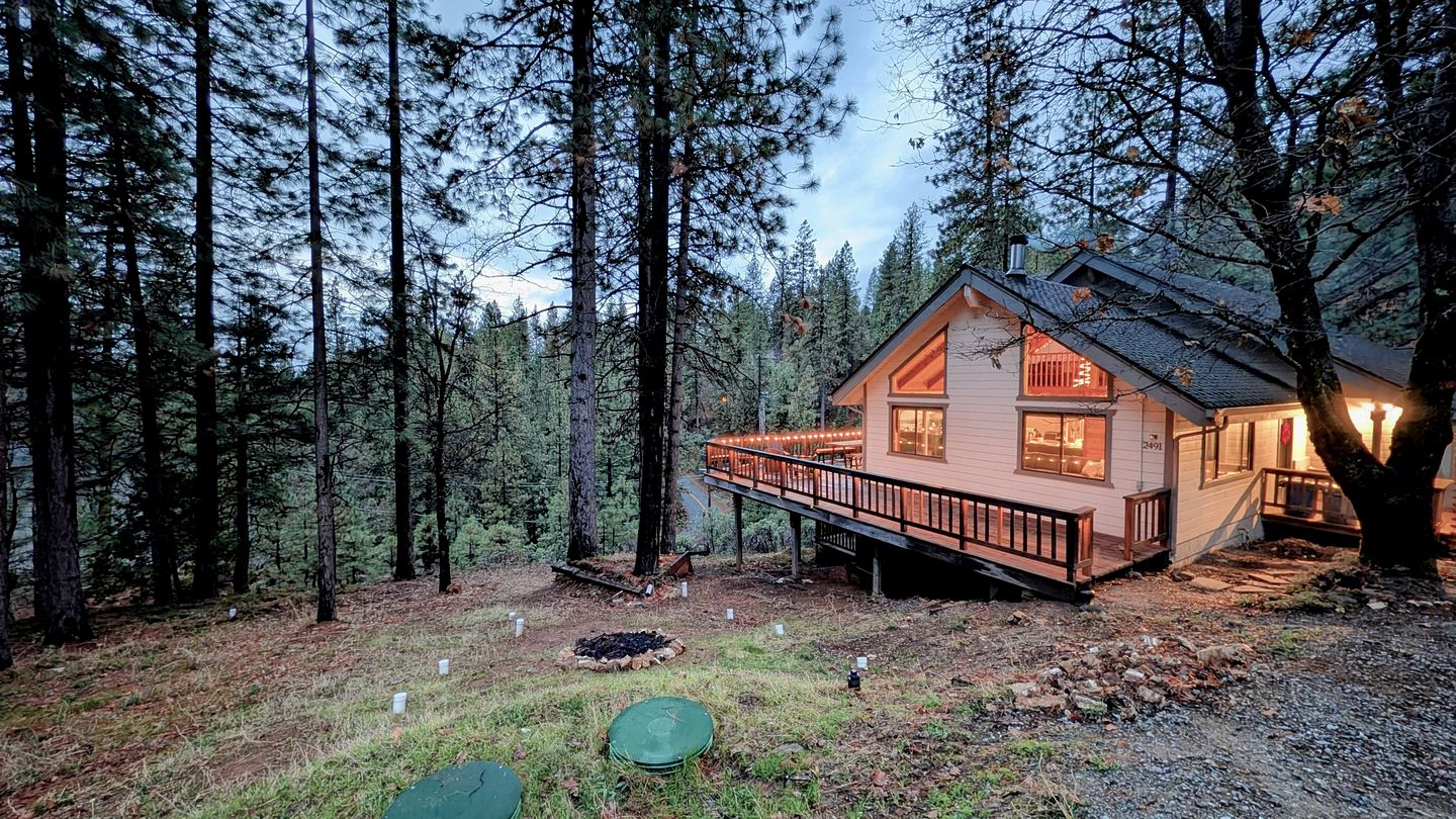 Cozy Luxe Hideaway with Stunning Views & Spacious Loft in Arnold, California