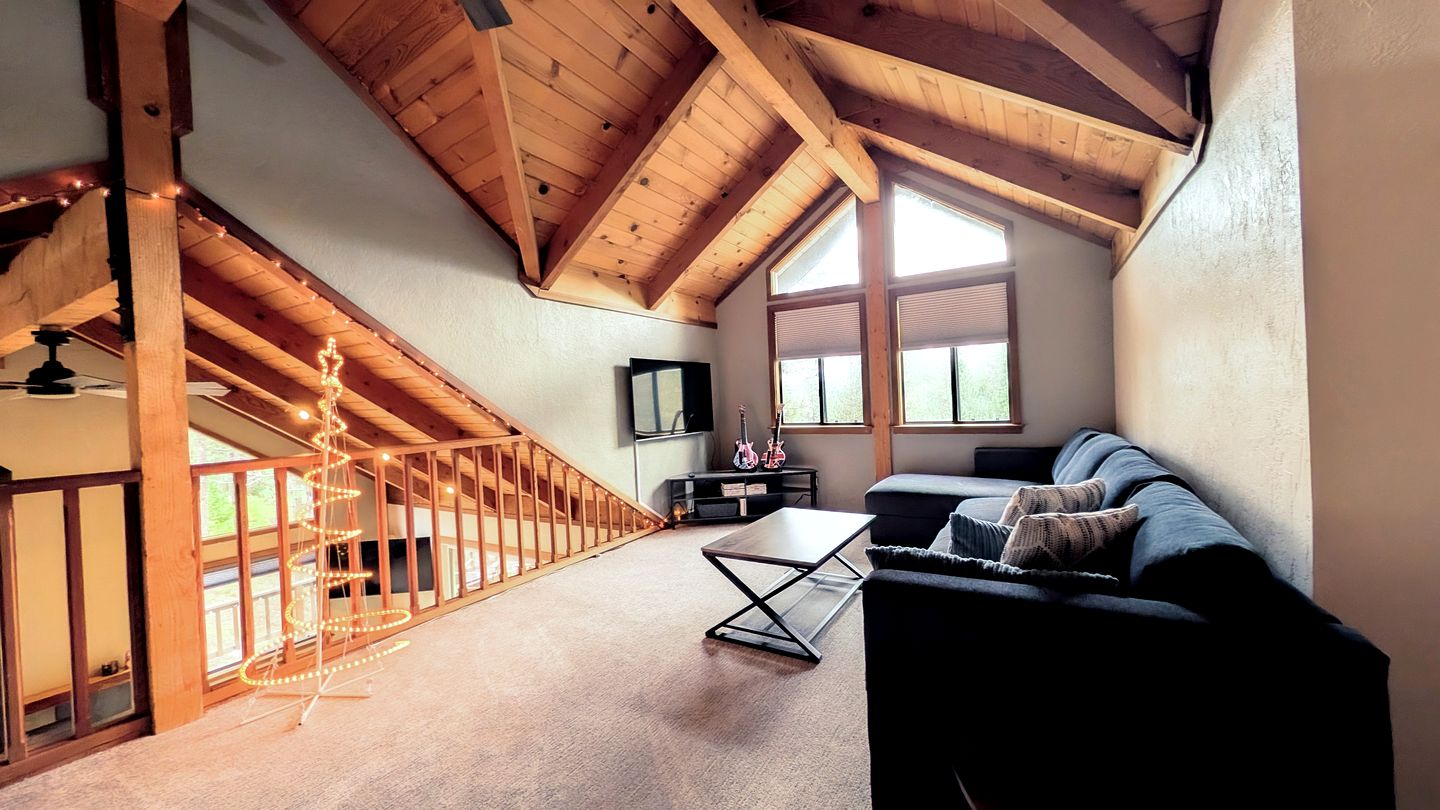 Cozy Luxe Hideaway with Stunning Views & Spacious Loft in Arnold, California