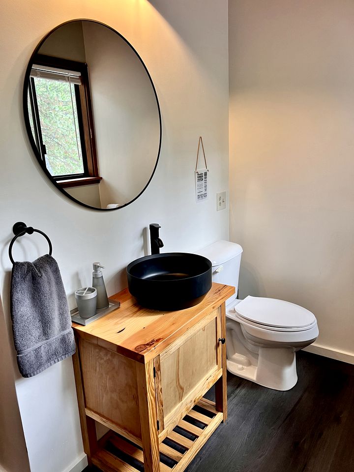 Cozy Luxe Hideaway with Stunning Views & Spacious Loft in Arnold, California