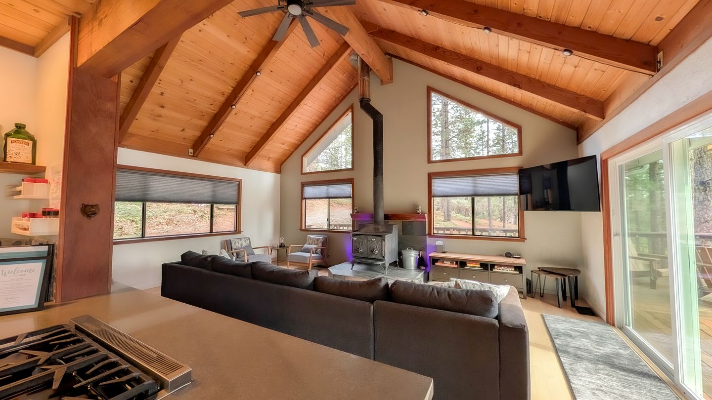 Cozy Luxe Hideaway with Stunning Views & Spacious Loft in Arnold, California