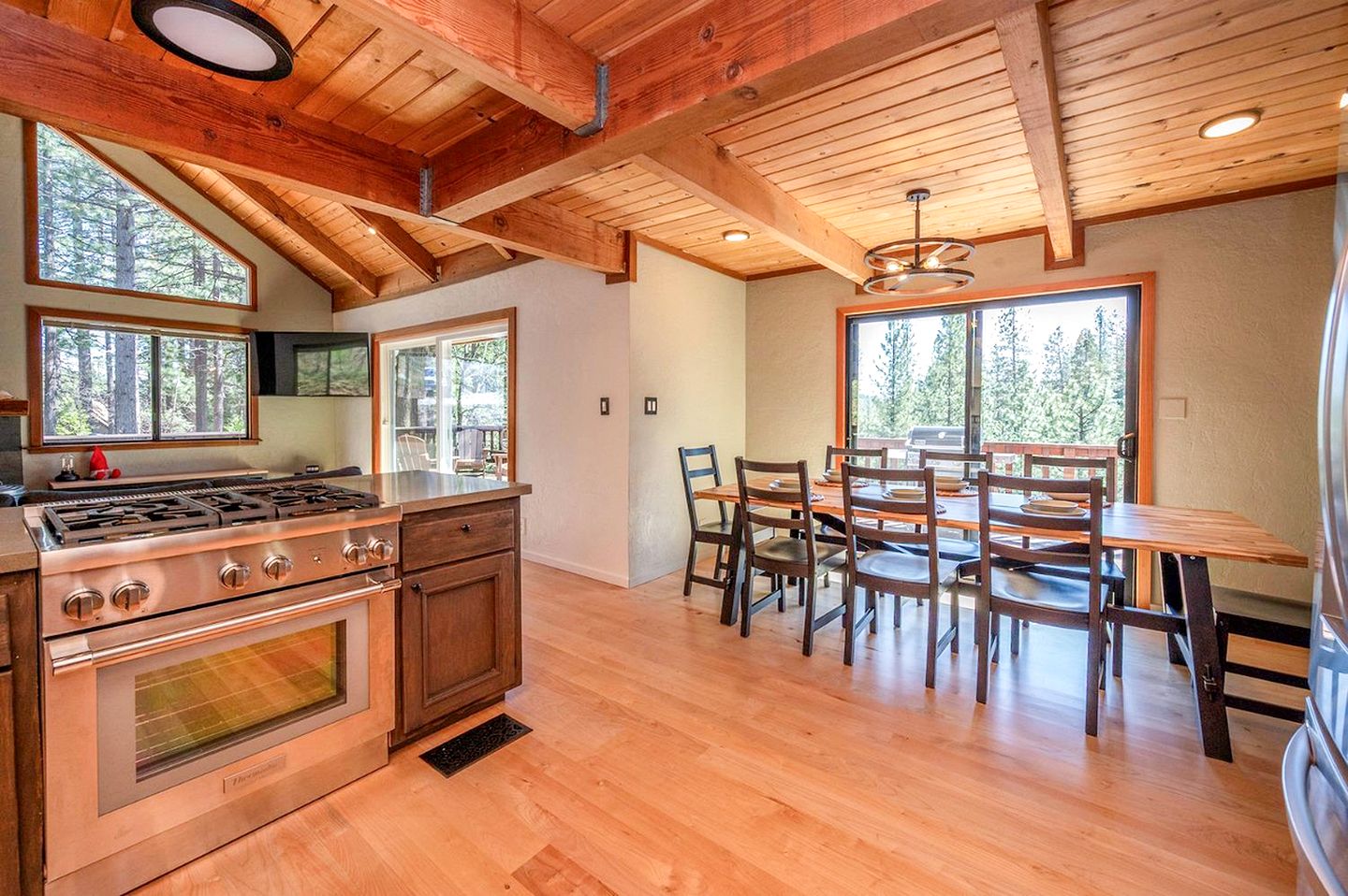 Cozy Luxe Hideaway with Stunning Views & Spacious Loft in Arnold, California