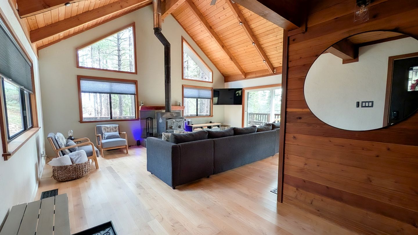 Cozy Luxe Hideaway with Stunning Views & Spacious Loft in Arnold, California