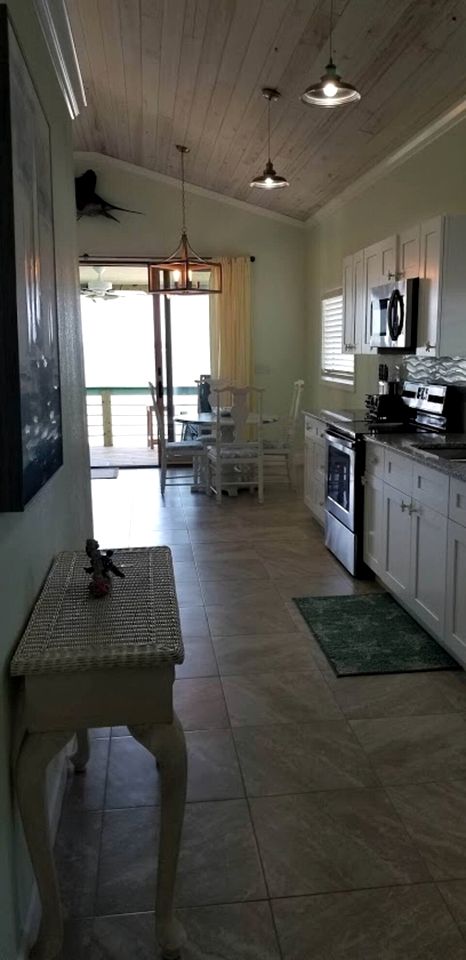 Beautiful Waterfront Cottage for a Peaceful Romantic Escape in Micco, Florida