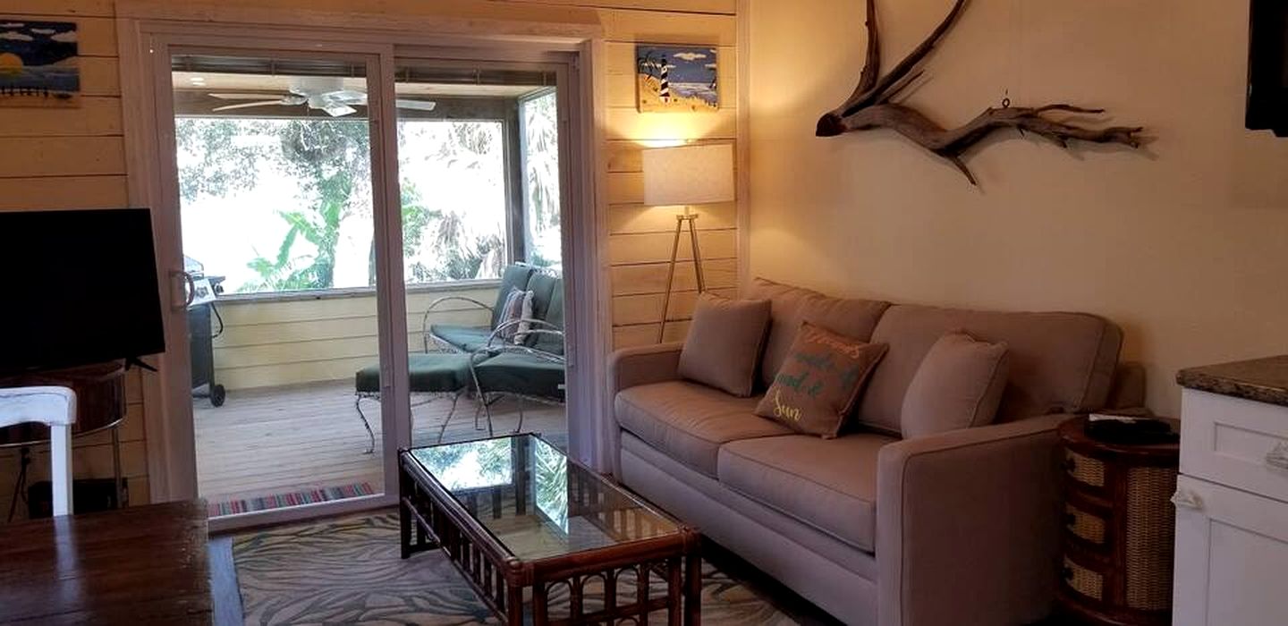 Beautiful Waterfront Cottage for a Peaceful Romantic Escape in Micco, Florida