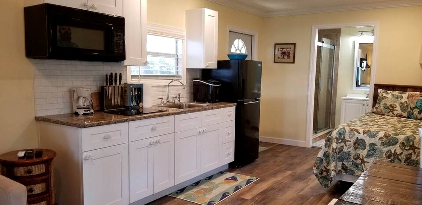 Beautiful Waterfront Cottage for a Peaceful Romantic Escape in Micco, Florida